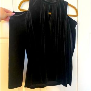 Crushed velvet mock turtleneck with keyhole and cold shoulders 🤩🔥✨